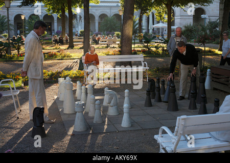 Les échecs au spa garden Bad Kissingen, Rhoen, Franconia, Allemagne Banque D'Images