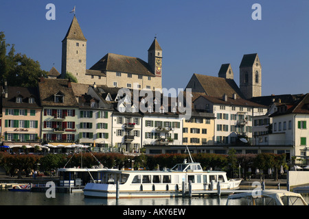 Port avec bateaux et la colline du château château de Rapperswil, Saint-Gall, Suisse Banque D'Images