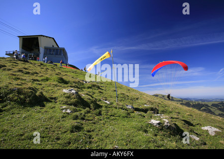 Départ d'un parapentiste avec la vue d'Ebenalp randonnée dans l'arrière-plan, Zürich, Suisse Banque D'Images