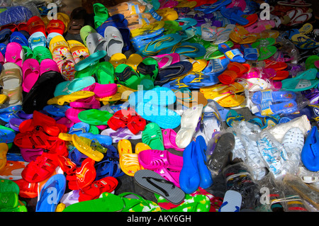 Chaussures en plastique bon marché importés pour la vente sur un marché local, Burkina Faso Banque D'Images