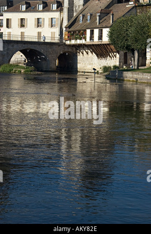 Moret sur Loing pont et maisons qui se reflètent dans la rivière Banque D'Images