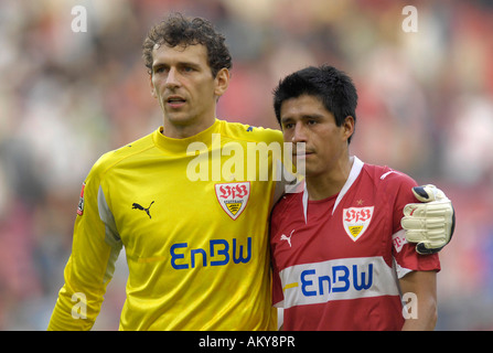 Gardien Raphael SCHAeFER le VfB Stuttgart hugging Ricardo OSORIO Le VfB Stuttgart Banque D'Images