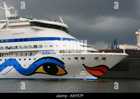 Navire, AIDAvita au cours d'orage dans le port de Hambourg, Allemagne Banque D'Images