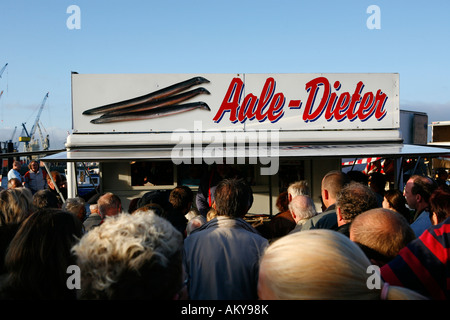 Stand du marché 'Aale Dieter' sur le Fischmarkt, Altona, Hambourg, Allemagne Banque D'Images