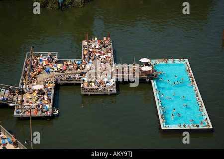 'Badeschiff', 'navire' baignade, piscine publique, Spree, Berlin, Allemagne Banque D'Images