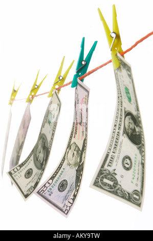 US-Dollar-Notes sur corde, close-up Banque D'Images