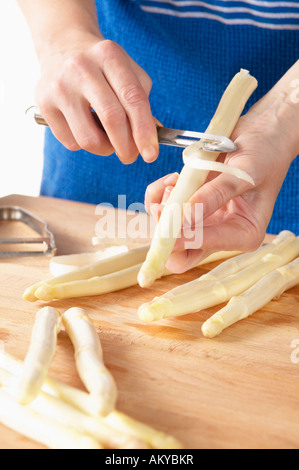 Peler les asperges, l'homme close-up Banque D'Images