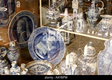 L'art et le kitsch comme souvenirs de Delft . Delft Delft , ou , poterie poterie bleu et blanc est traditionnellement faite en et aro Banque D'Images