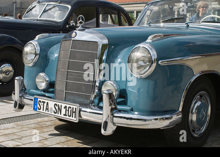 Mercedes 220 S avec la plaque de numéro spécial pour voitures anciennes Banque D'Images