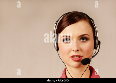 Jeune femme avec un casque, le centre d'appel, téléphoniste Banque D'Images