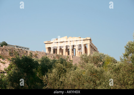 Le Parthénon au-dessus des arbres curiosités d'Athènes, Grèce Banque D'Images