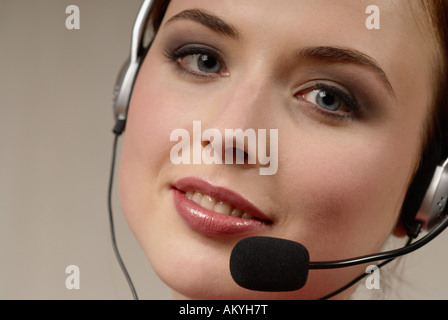 Jeune femme avec casque, centre d'appel, un opérateur téléphonique Banque D'Images