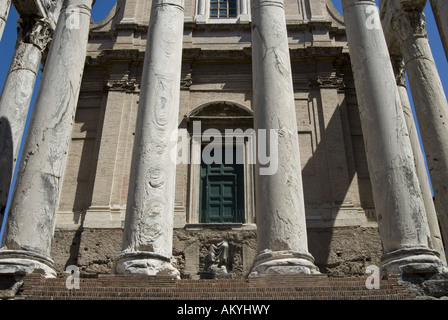 Forum Romanum, temple d'Antonius et Faustine, Rome, Italie. Banque D'Images