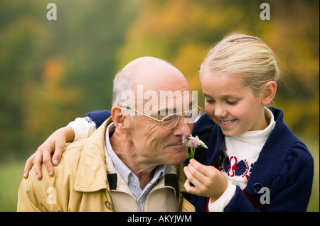 Allemagne, Bade-Wurtemberg, montagnes souabes, grand-père et sa petite-fille, portrait Banque D'Images