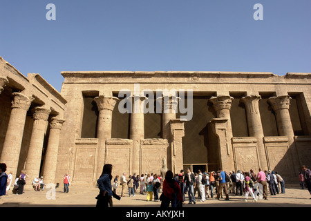 Du temple d'Horus - temple le mieux conservé d'Egypte. plante Dans l'entrée du pylône, Edfou, Egypte Banque D'Images