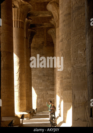 Du temple d'Horus - temple le mieux conservé d'Egypte. plante Garde côtière canadienne dans le péristyle, Edfou, Egypte Banque D'Images