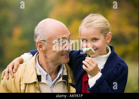 Allemagne, Bade-Wurtemberg, montagnes souabes, grand-père et sa petite-fille, portrait Banque D'Images