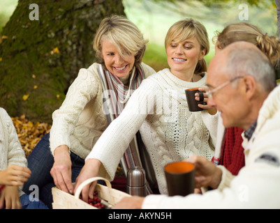 Allemagne, Bade-Wurtemberg, montagnes souabes, Three generation family having picnic in forest Banque D'Images