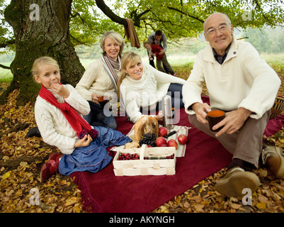 Allemagne, Bade-Wurtemberg, montagnes souabes, Three generation family having picnic in forest Banque D'Images