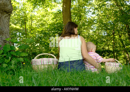 Mère et enfants dans une verte campagne Banque D'Images