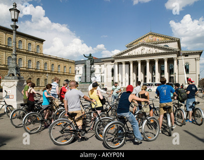 Bike Tour touristique sur la Max-Joseph-Platz, Residenz, Bayerisches Nationaltheater (théâtre national), Bayerische Staatsoper (Bav Banque D'Images