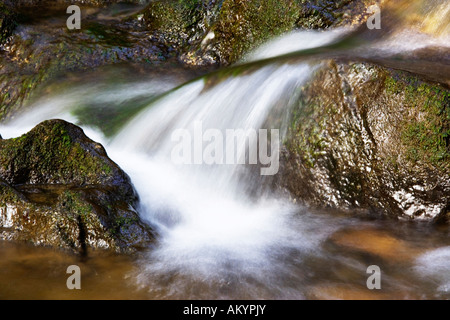 En cascade sur les rochers, l'eau (blurred motion) Banque D'Images