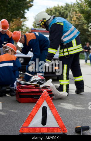 Une brigade de pompiers de la jeunesse montre que faire lors d'une scène d'un accident Banque D'Images