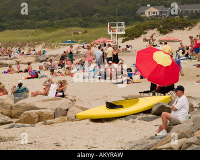 Une longue plage pleine de gens un jour d'été dans le village de pêcheurs de Menemsha, Martha's Vineyard Massachusetts USA Banque D'Images