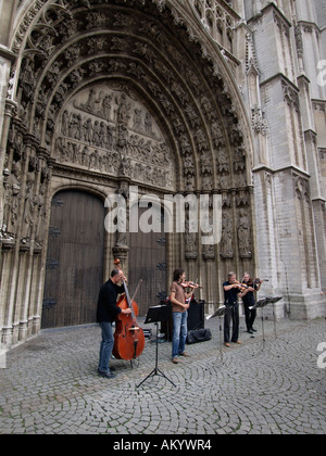 Des musiciens de rue jouer en face de l'entrée de l'église Grote Kerk grand à Anvers Flandre Belgique Banque D'Images