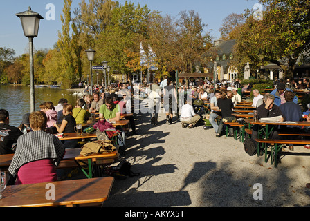 Biergarten, beer garden, à Seehaus, Kleinhesseloher See, Englischer Garten, jardin anglais, Munich, Bavière, Allemagne Banque D'Images