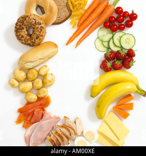 Des fruits sains et des légumes et de la viande sur un fond blanc proportions sont pour un régime alimentaire équilibré Banque D'Images