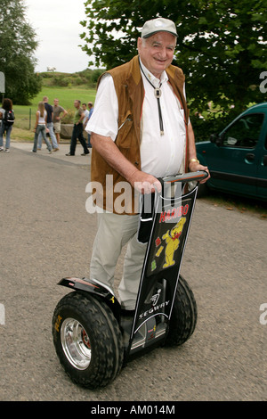 Hans Riegel, propriétaire de l'usine du producteur ours gummi Haribo, sur un scooter Segway électricien Banque D'Images