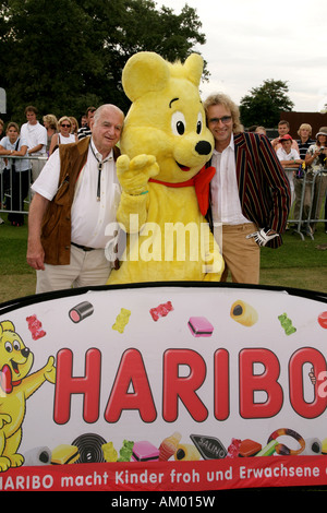 TV-Talkmaster Thomas Gottschalk avec Hans Riegel l'ours gummi Haribo producteur une Goldbaer le caractère 'publicité' Banque D'Images