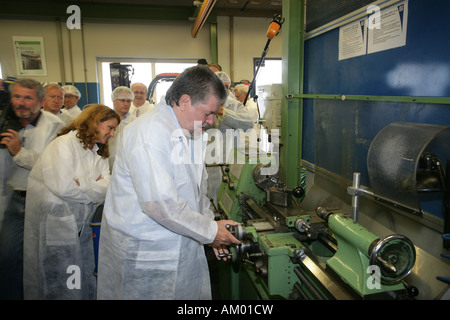 Premier ministre de Rhénanie-palatinat Kurt Beck se rendant sur la bouilloire Huhtamaki dans Alf, Rhénanie-Palatinat, Allemagne Banque D'Images