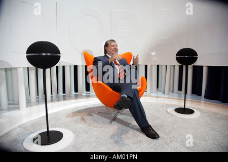 Président du SPD Kurt Beck se trouve au cours de la FIV dans une chaise pivotante rouge, Berlin, Allemagne Banque D'Images