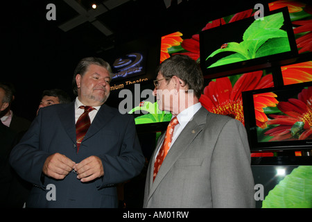 Président du SPD Kurt Beck au cours de l'IFA avec Peter Weber, Panasonic Manager Corporate Communications Europe avec Berlin, Allemagne Banque D'Images