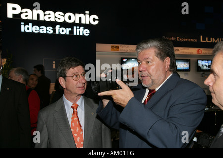 Président du SPD Kurt Beck au cours de l'IFA avec Peter Weber, Panasonic Manager Corporate Communications Europe avec Berlin, Allemagne Banque D'Images