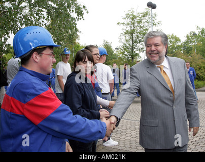 Kurt Beck, Premier ministre en Rhénanie-Palatinat et président du SPD, serrant la main avec les stagiaires Banque D'Images