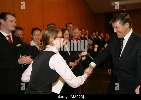 Le Dr Josef Ackermann, président du conseil d'administration de la Deutsche Bank AG, serrant la main avec les étudiants de l'économie Banque D'Images