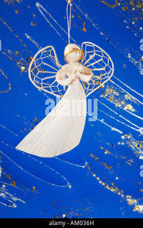 Christmas Angel en osier figure sur fond bleu hiver décoratifs avec paillettes et étoiles Banque D'Images