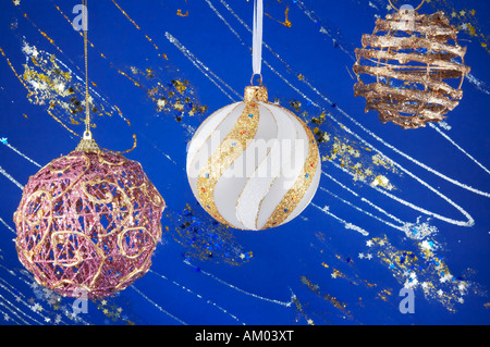 Boules de Noël accroché sur la composition décorative bleu fond d'hiver avec sparkles et stars Banque D'Images