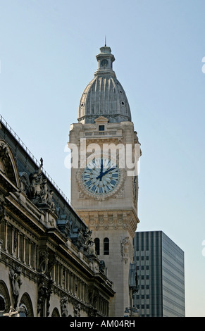 La gare de Lyon avec l'horloge de la tour, Paris, France Banque D'Images