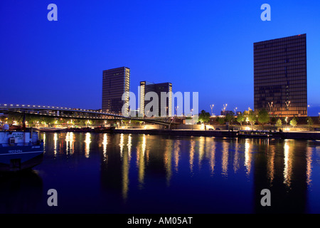 France, Paris, Bibliothèque Nationale de France par l'architecte Dominique Perrault Banque D'Images