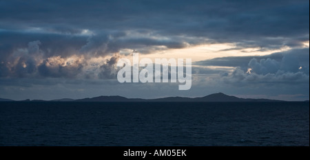 L'île de Barra sous un nuage banque comme vu dans une Calmac Ferry, Hébrides extérieures, en Écosse Banque D'Images