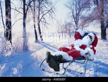 Santa Claus se reposant dans une chaise de toile Banque D'Images