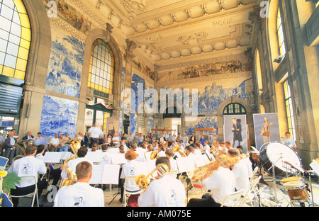 Les concerts dans le hall de gare Sao Bento, Porto, Porto, Portugal Banque D'Images