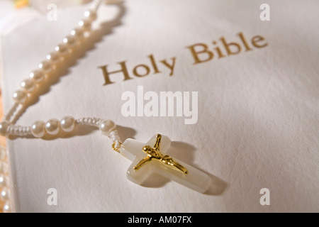 Pose sur un chapelet Bible blanc Banque D'Images