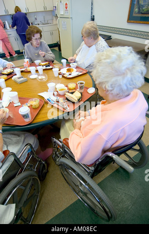Manger le déjeuner tandis que les femmes cadres supérieurs la réhabilitation à l'hôpital après une maladie Banque D'Images