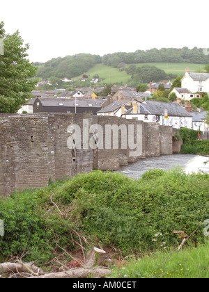 17e siècle Crickhowell Pont sur la rivière Usk dans la ville de Abergavenny, Brecon Beacons, South Wales, UK Banque D'Images