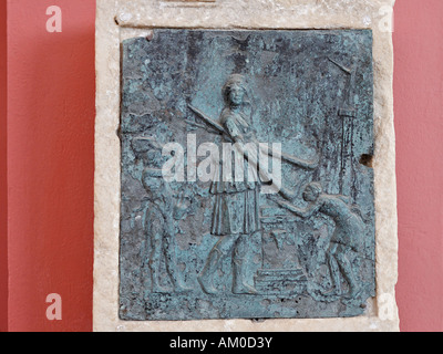 Relief sur la feuille de bronze de la police de Minoa montrant Artemis A 719 au Musée, Delos, Grèce Banque D'Images